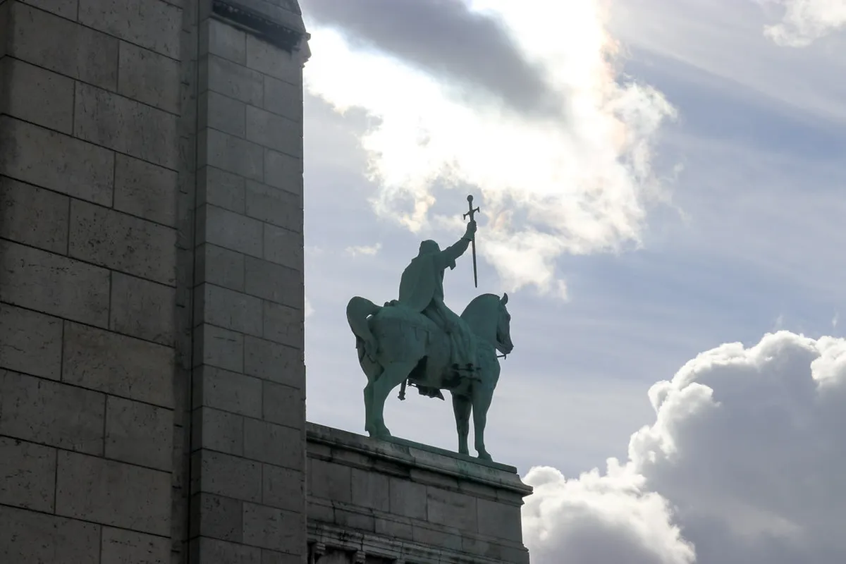 Taking the Funicular vs Walking to Diana Tower